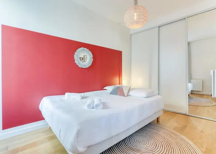 Pink Design 2bdr Flat In The Heart Of Bastille 아파트