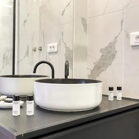 Pink Design 2bdr Flat In The Heart Of Bastille Paris
