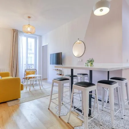 Pink Design 2bdr Flat In The Heart Of Bastille Paris